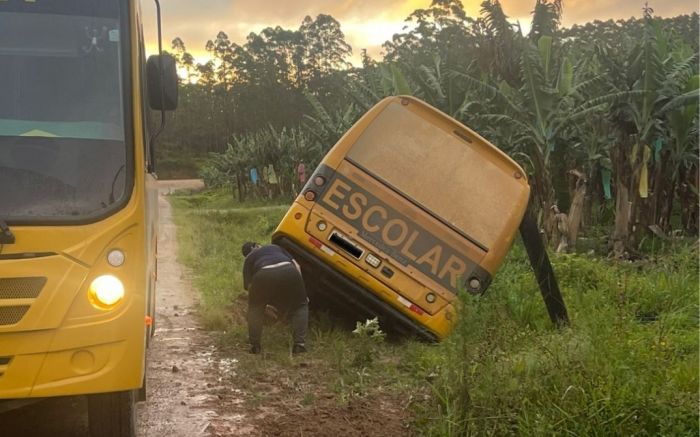 Ônibus transportava alunos das escolas Judite Bernardina Aguiar, de Medeiros, e Professor José Miguel Zimmermann, do Rio Novo (Foto: Divulgação/Redes Sociais)