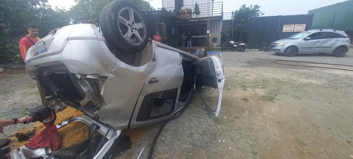 Carro capotou e só parou no pátio de uma empresa após bater em outros veículos (Foto: Divulgação PMRv)