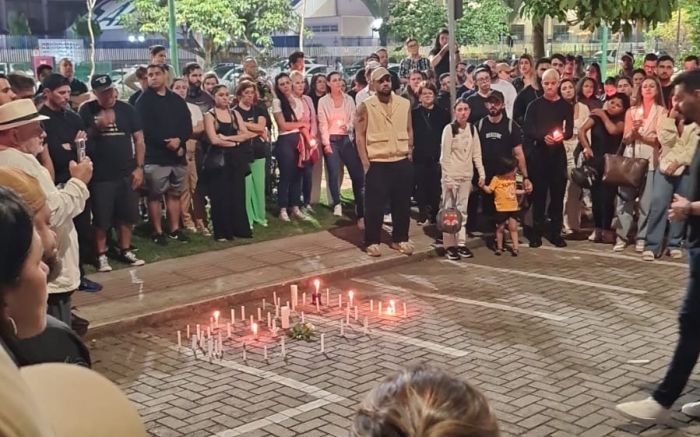 Legenda: Velas e orações marcaram a despedida (Foto: Leitor)