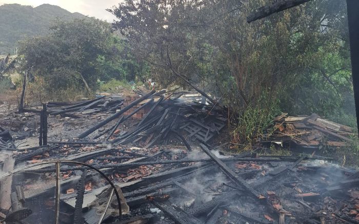 Chamas se alastraram e consumiram as casas rapidamente (Foto: CBMSC)