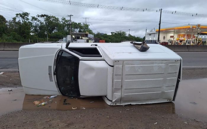 Motorista da Fiorino acionou um guincho para retirar o veículo (Foto: Divulgação/PMRv)