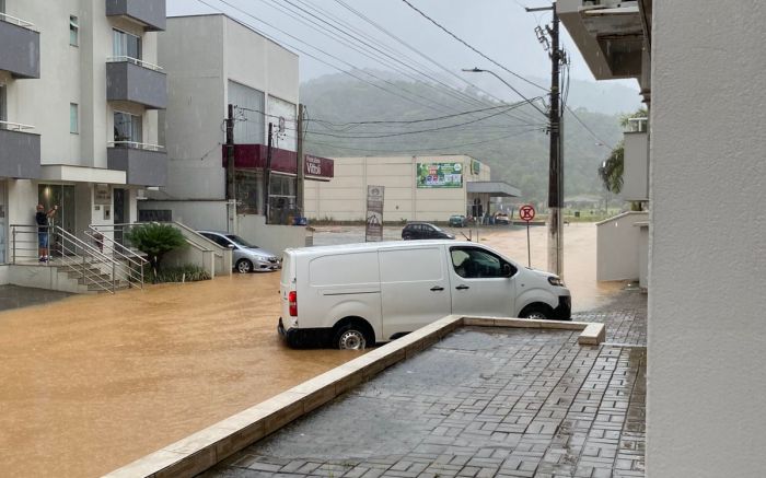 Chuva causa alagamentos e queda de barreira em Luiz Alves (Foto: Leitor)