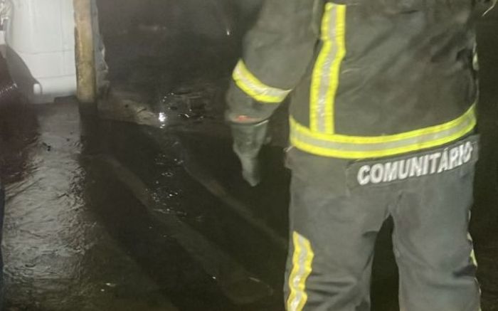 Todos os veículos foram destruídos e parte da garagem ficou danificada (Foto: Divulgação/PMSC)