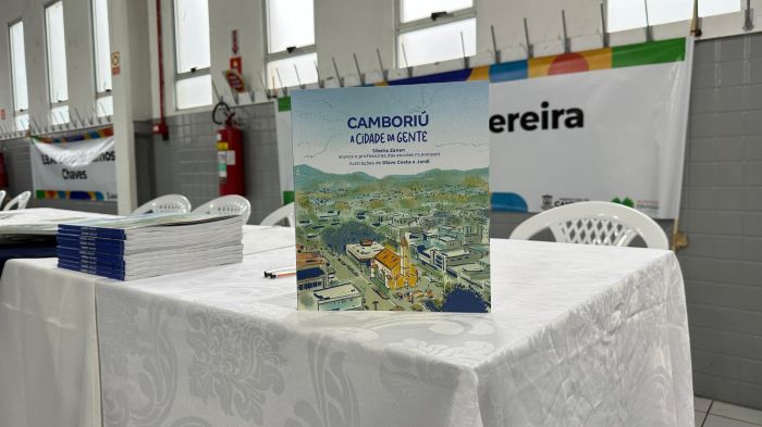 Alunos de Camboriú autografam o livro que escreveram sobre o patrimônio da cidade (Foto: Bruna Amorim)