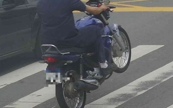 Homem não tinha CNH e moto estava cheia de irregularidades (Foto: Divulgação/GMBC)