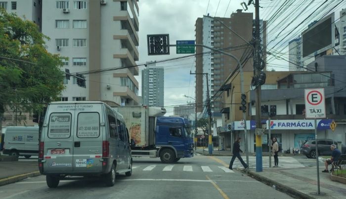 Quase 60 mil imóveis ficaram sem luz na região (Foto: Fran Marcon)