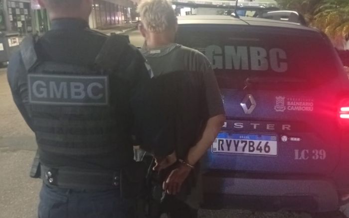 Passageiros imobilizaram o homem até a chegada da guarda (Foto: Divulgação/GMBC)