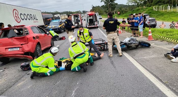 Um dos carros subiu na mureta e os outros quatro bateram entre si ou nas duas motos (Foto: Divulgação CBVBV)