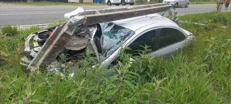 Motorista acertou três postes na rodovia Transberto (foto: Divulgação/PMRV)