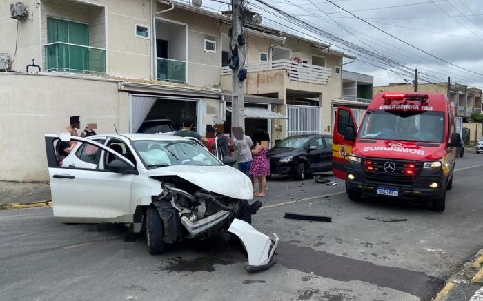 Muro e portão ficaram destruídos com o impacto (Foto: CBMSC)