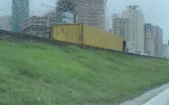 Faixa da direita segue interditada e filas passam de 7 km (Foto: Redes sociais)