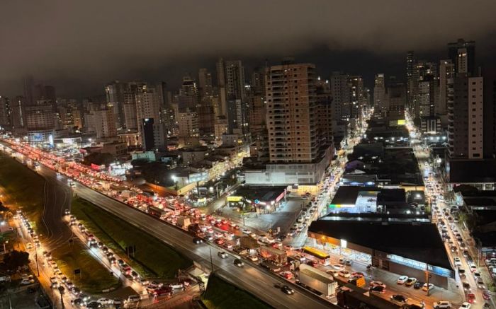 Pico da fila era de 13 quilômetros quando o trânsito foi liberado (Foto: Leitor Roger Matias)