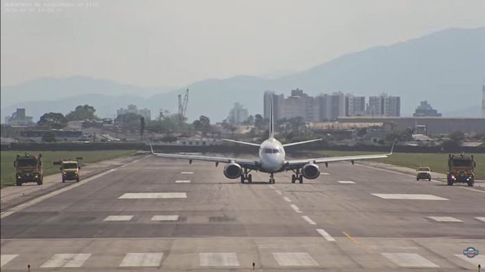 Pista foi bloqueada para atender a aeronave (Foto: Reprodução)