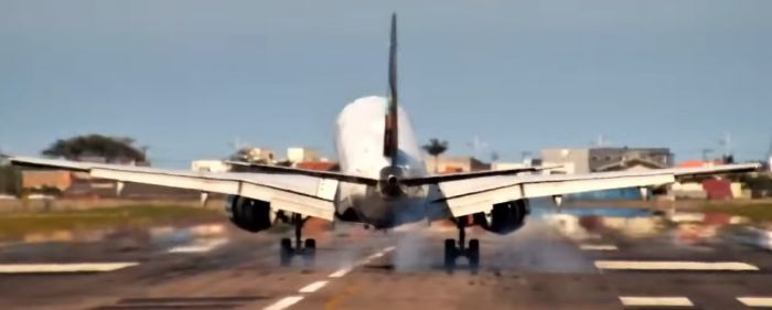 Vídeo mostra imagens e conversas entre piloto e a torre de comando de Navegantes (Foto: Reprodução)