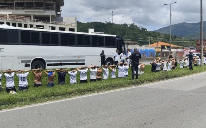 A briga de torcedores envolveu a torcida do Santos e a do Internacional (Foto: Repreodução)