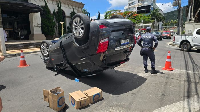 Motorista da Tracker sofreu ferimentos leves, segundo agentes (Foto: Camila Diel)