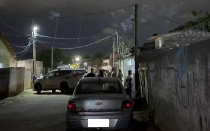 Mesmo cercado, ele não quis largar a arma e investiu contra os policiais militares (Foto: Divulgação/PMSC)