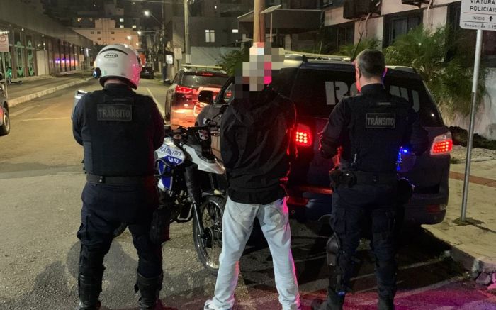 Cara tentou fugir de moto e a pé (Foto: Divulgação/GMBC)