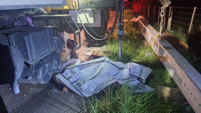 Motociclista e passageiro morreram no choque contra o caminhão (Foto: Divulgação - PMSC)