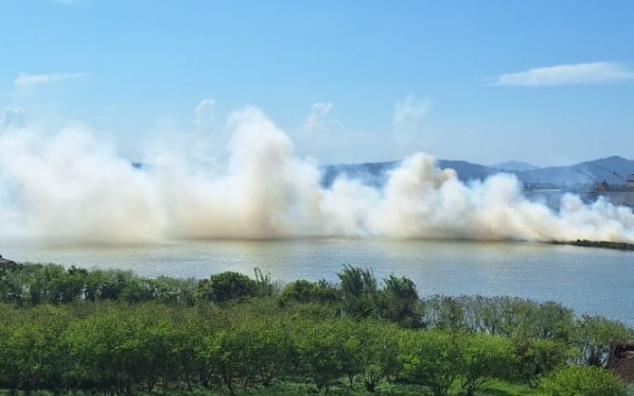 Fumaça do incêndio se espalhou (Foto: Leitor)