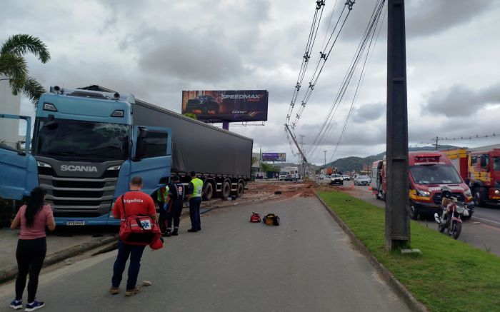 Motorista derruba dois postes na Antonio Heil (Foto: Divulgação CBMSC)