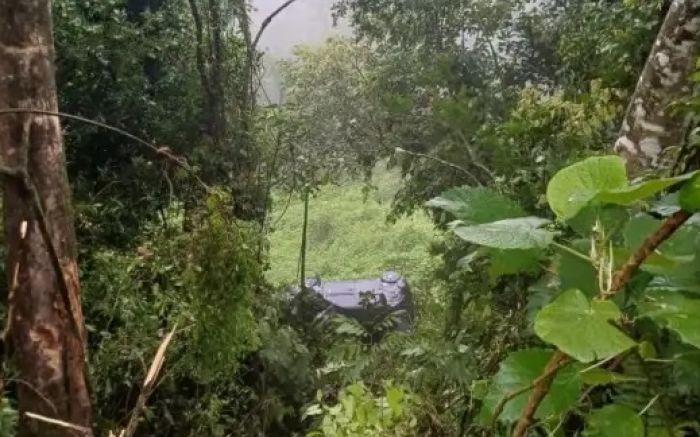 Caminhoneiros deram início ao resgate das vítimas, retirando quatro dos cinco ocupantes do veículo (Foto: Divulgação/CBMSC) (Vídeo: Divulgação/Instagram)