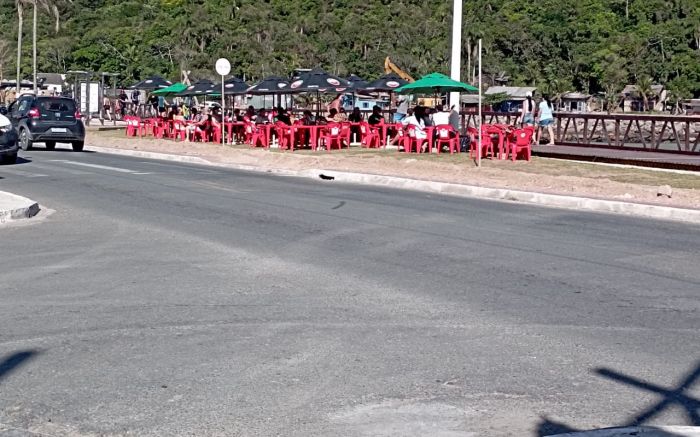 Legenda: Segundo a denúncia, crianças perderam espaço de lazer no Gravatá; prefeitura diz que uso é temporário e autorizado (Foto: Leitor)
