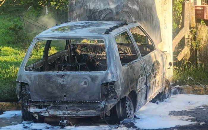 Uno ficou completamente destruído pelo fogo após colisão (Foto: Divulgação CBMSC)
