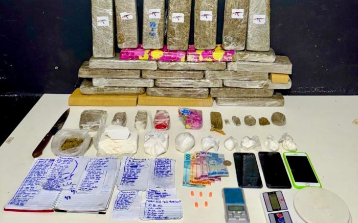 Moto usada no tráfico também foi apreendida (Foto: Divulgação/PMSC)