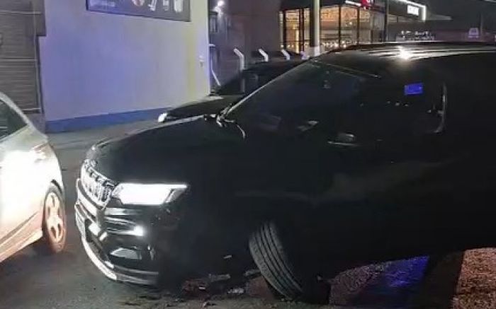 Com o impacto, o eixo da roda dianteira quebrou (Foto: Reprodução/Internet)