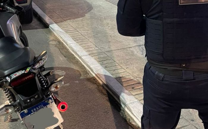 Legenda: Motocicleta é apreendida na avenida Brasil após avanço de sinal vermelho e irregularidade no escapamento durante fiscalização noturna (Foto: Imprensa Segurança Pública BC)