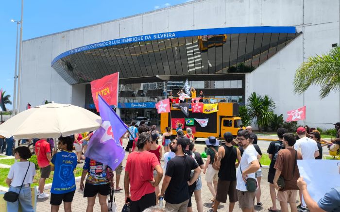 Em Itajaí, manifestantes caminharam até o centreventos em protesto (Foto: Joca Baggio)