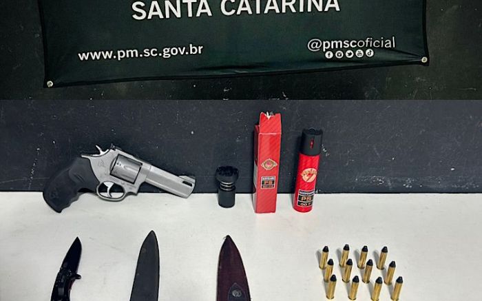 A polícia precisou apreender o revólver, as munições e uma faca, além de um canivete e um spray de pimenta (Foto: Divulgação BPMI)