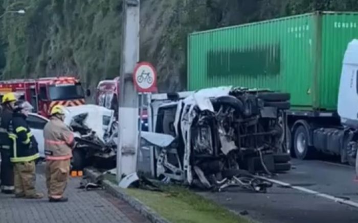 Três pessoas morreram nesta manhã de sexta-feira depois de um acidente na BR 470 (Foto: Redes Sociais)