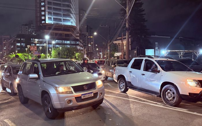 Trânsito travado em Itajaí durante desfile do Natal Encanto (Foto: Leitor)