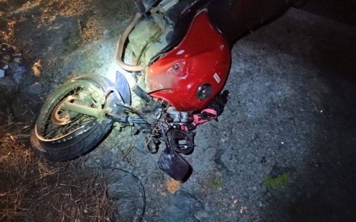 O motociclista bateu contra uma cerca e foi arremessado até uma vegetação próxima (Foto: Bombeiros de Ilhota)