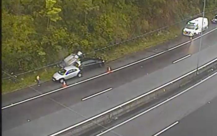 Dois patrulheiros da PRF foram levados ao hospital (Foto: Reprodução PRF)