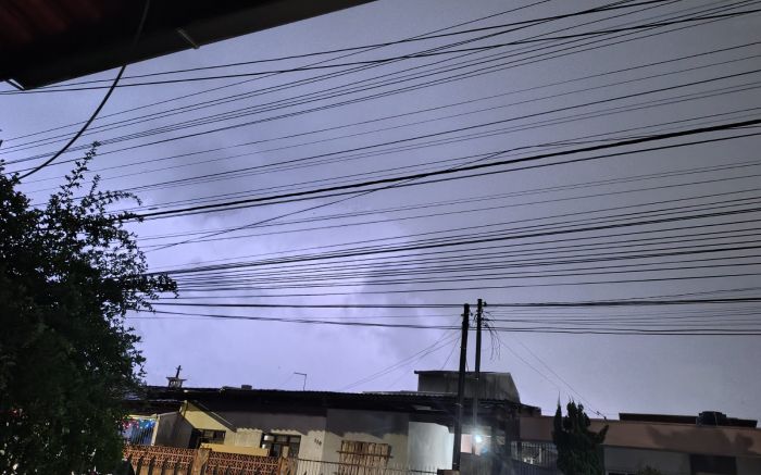 Temporal já chegou no bairro Cordeiros (Foto: Fran Marcon)