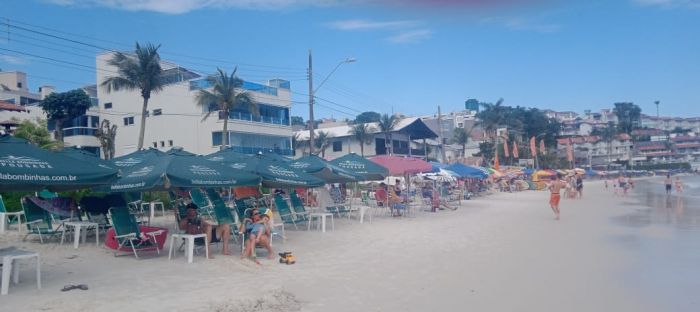Banhistas relatam que toda a faixa de areia está tomada por estruturas de comércios e hospedagem (Foto: Leitor)