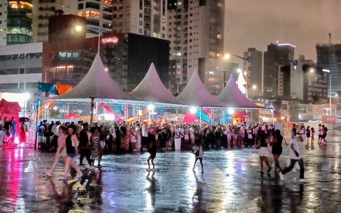 Chuva dispersou público logo após o acidente no camarote (Foto: Felipe Trojan)