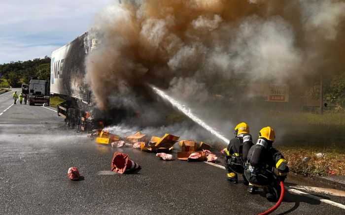 Fumaça do incêndio foi vista de longe na BR 101 (Foto: Divulgação CBMSC)