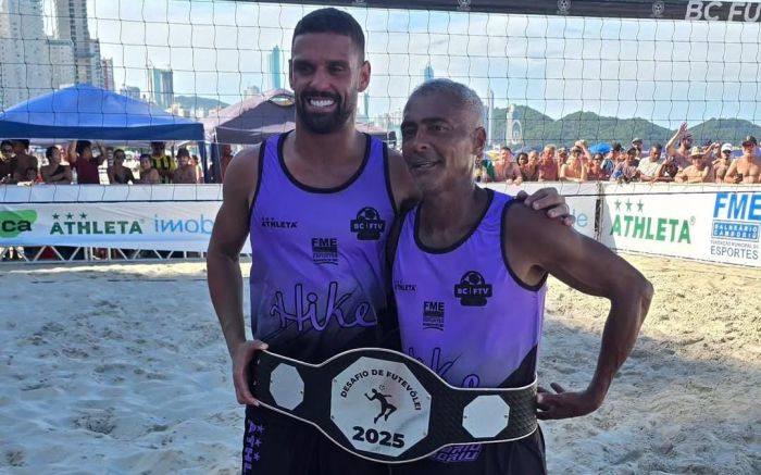 Romário comemorou título nas areias de BC e depois curtiu com amigos na Praia Brava (Foto: Reprodução)