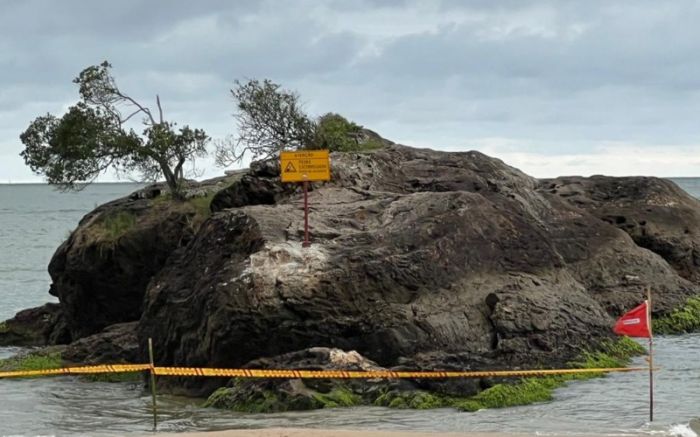 Vídeo mostra banhistas se arriscando escalando as pedras (Reprodução)