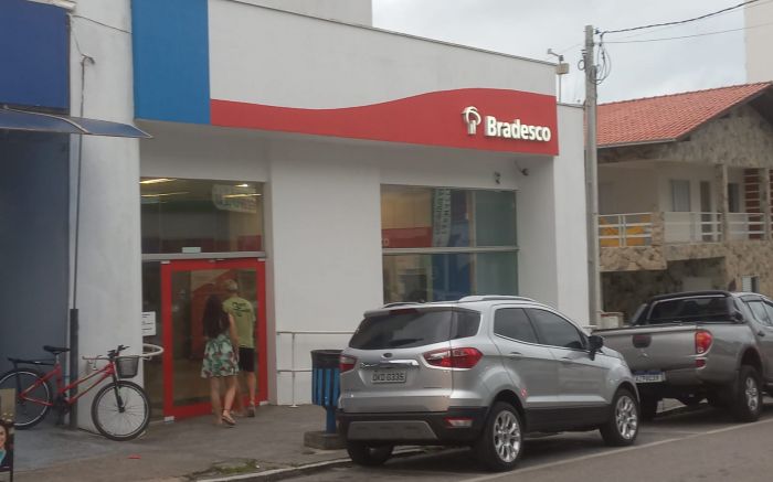 Moradora foi levada até agência do Bradesco, na rua Paraná, sob ameaça de arma e teve até a aliança de casamento levada