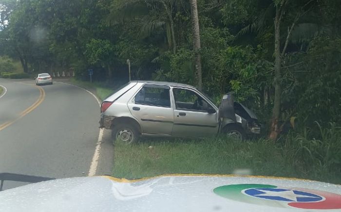 Carro saiu da pista e bateu em árvore às margens da SC 414, em Navegantes (Foto: Divulgação PMSC)