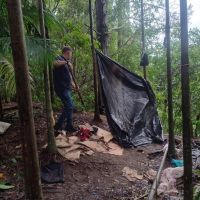 Barraco no meio do mato é desmontado na Barra