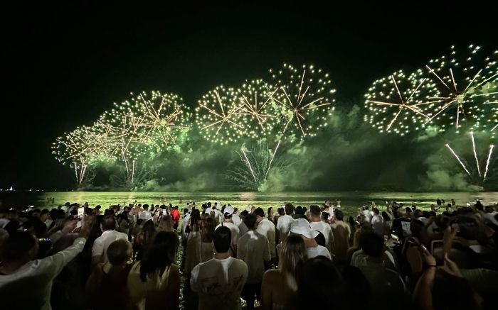 Multidão lotou a praia Central para assistir queima de fogos e celebrar a chegada de 2026