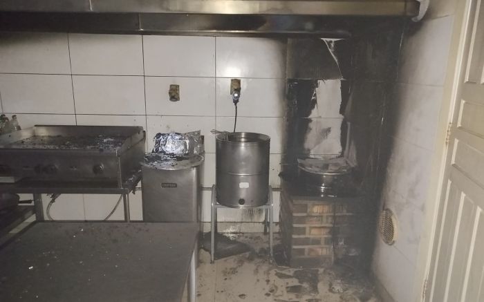 A suspeita inicial era de que o incêndio começou na fritadeira, mas análise dos bombeiros aponta o contrário (Foto: Divulgação CBMI)