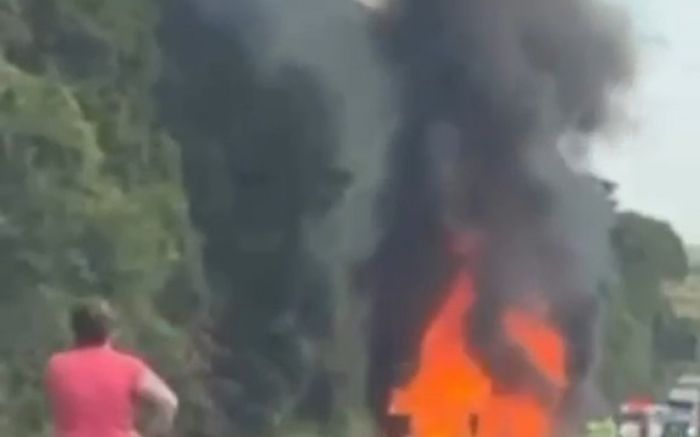 Incêndio em caminhão causou bloqueio total da BR 101, em Palhoça (Foto: Reprodução)