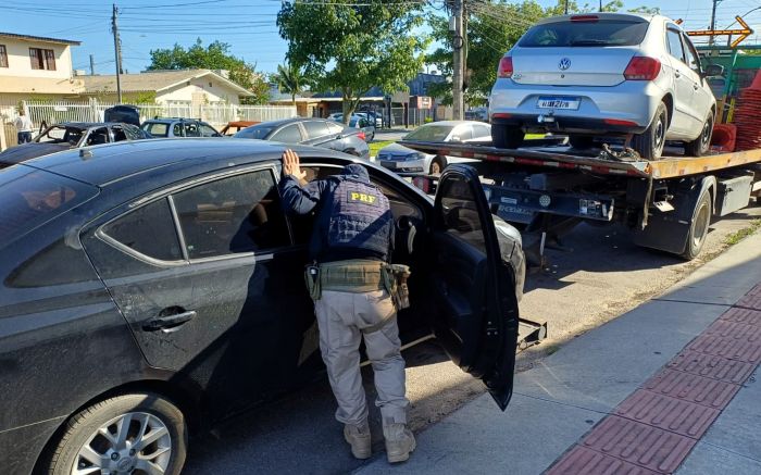 A Polícia Rodoviária Federal prendeu três homens por furto (Foto: Divulgação PRF)